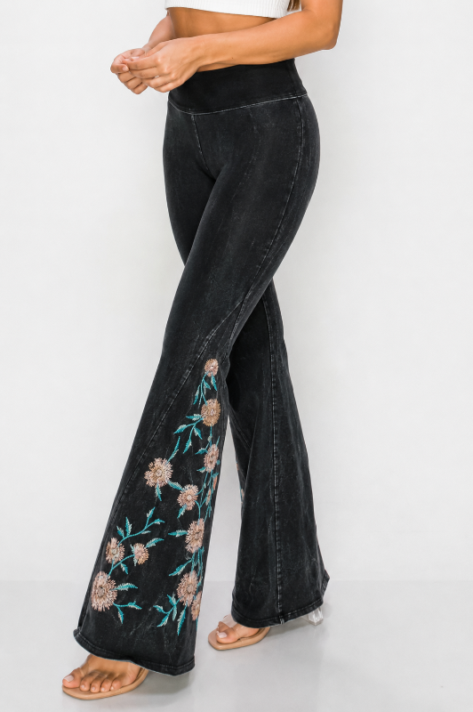 T-Party Flower Embroidery Flare Yoga Pants - Black CJ75483