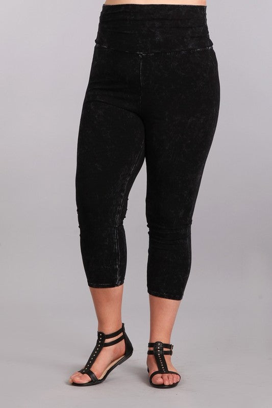 Chatoyant Plus Capri Leggings - Black