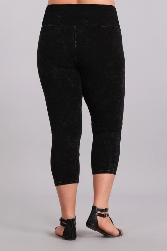 Chatoyant Plus Capri Leggings - Black