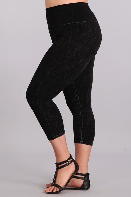 Chatoyant Plus Capri Leggings - Black